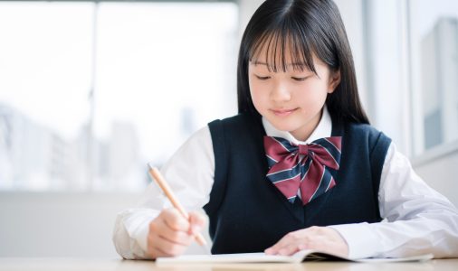 授業を受ける制服を着た女子中学生。
