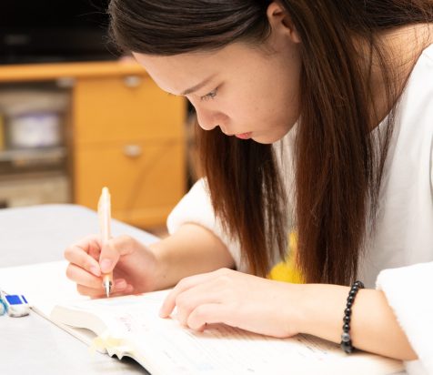 勉強する女子高生