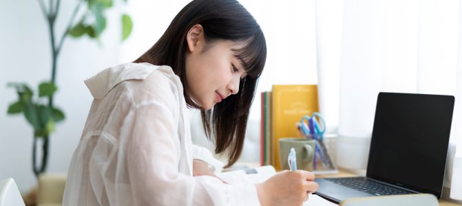 パソコンで勉強する学生